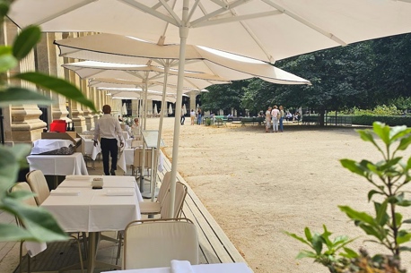 Restaurant gastronomique dans les jardins du Palais Royal à la terrasse du Grand Véfour