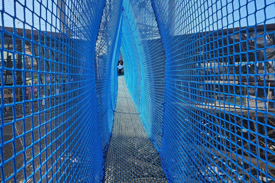 Osez le vertige gratuitement : traversez le pont suspendu de la Tour Eiffel !