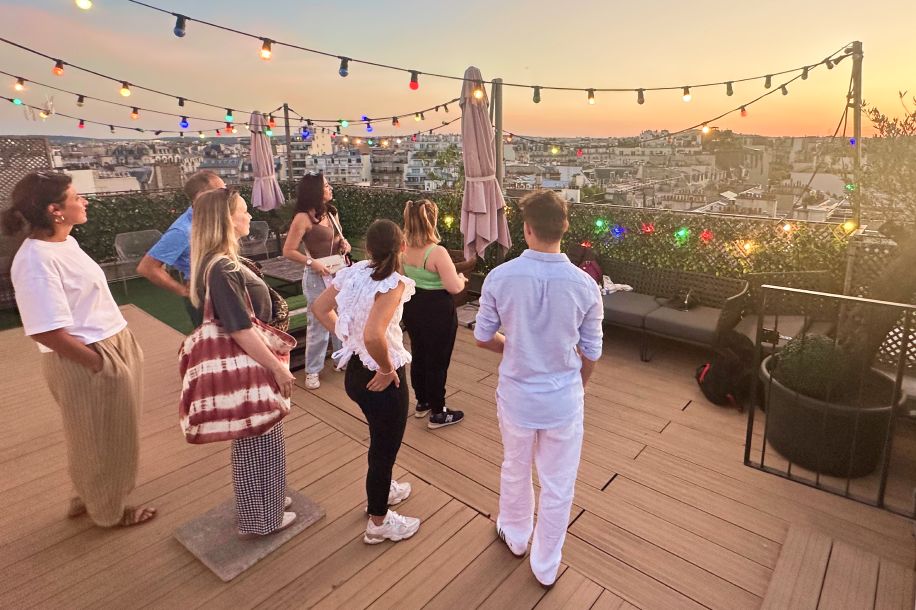 Salsa ou bachata ? Apéro et cours sur un rooftop aux Champs Élysées !
