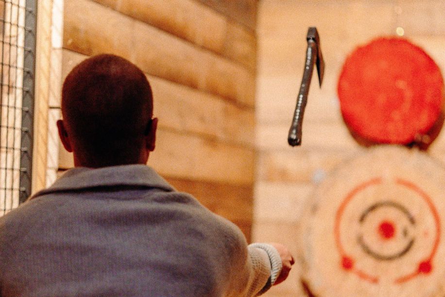 Wildness à L’Isle Adam : le nouveau spot pour tester lancer de haches, fléchettes et shuffleboard !