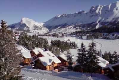 Alpes du Sud : « Eskivez vous » à La Joue du Loup pour 1 semaine en appartement ou chalet à partir de 115 euros pour 4 ; 142 euros pour 6 ; 1100 euros pour 14