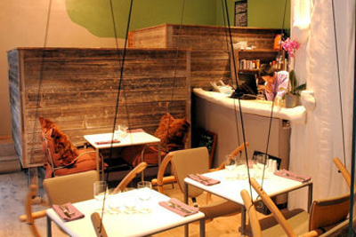 Restaurant insolite à Paris où l'on mange sur des balançoires ou dans des petites cabanes