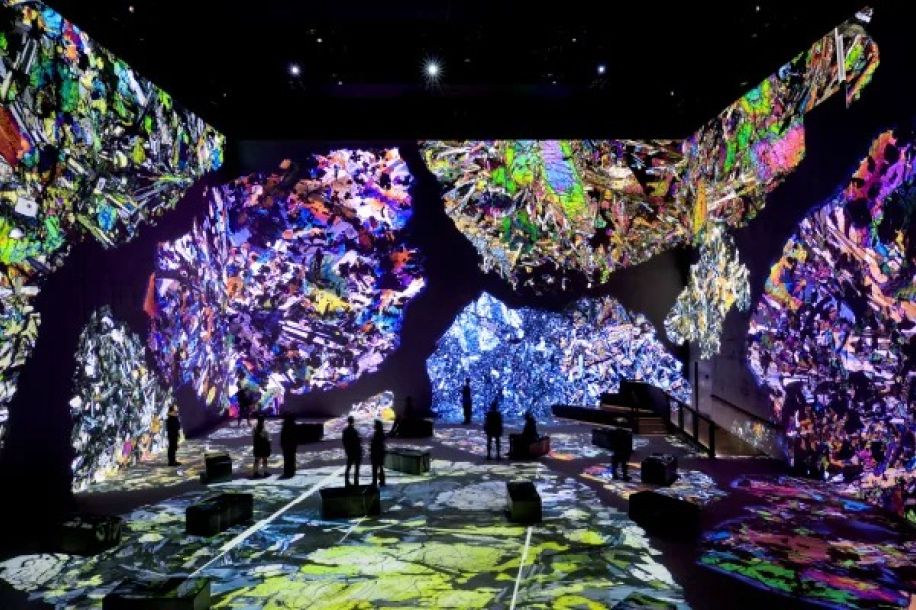 Destination Lune, un voyage immersif avec Tom Hanks à l'Atelier des Lumières