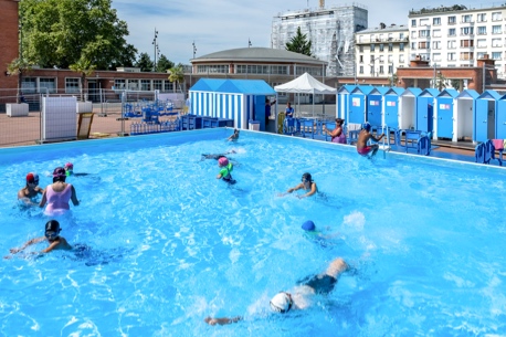 La piscine en plein air gratuite Louis Lumière à Paris pour cet été 2023 