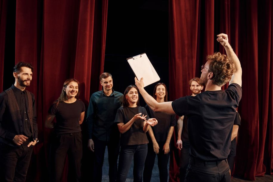 Stage de théâtre gratuit à Paris cet été : une immersion sans pression dans le jeu d’acteur