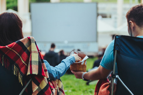 Cinéma sous les étoiles gratuit au terrain de sport des Arènes de Lutèce