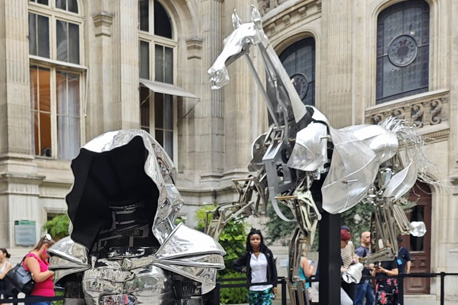 Exposition gratuite du cheval métallique de l'ouverture des JO à l'Hôtel de Ville de Paris