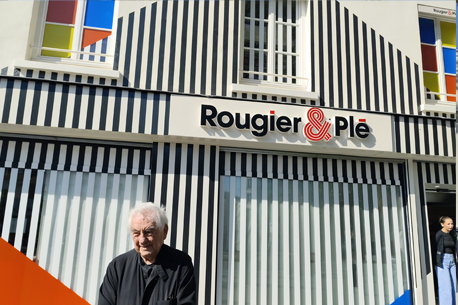 Rougier & Plé : La façade de la boutique historique Rougier & Plé au cœur du Marais, réalisée par Daniel Buren 