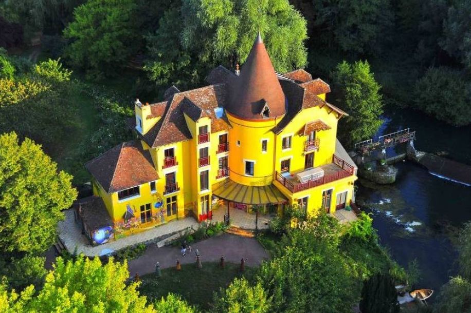Fête de Baccus dans le jardin totalement insolite du Moulin Jaune