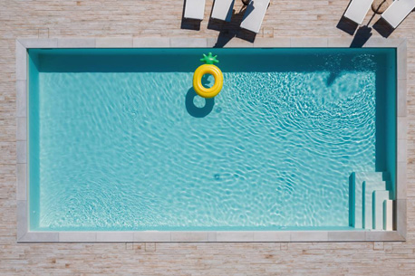 Pourquoi opter pour une margelle de piscine en pierre naturelle ?