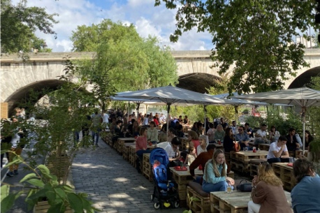 Concerts live, assiettes Frenchy et vue sur la Seine : bienvenue à la Péniche Marcounet !