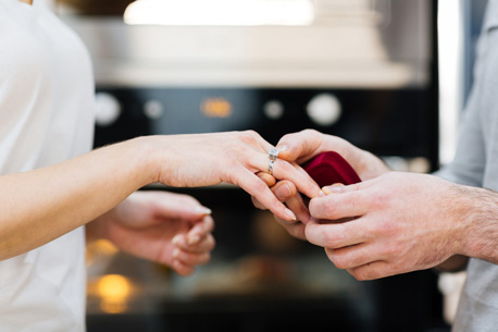 Comment choisir une bague de fiançailles : conseils clés pour les futures fiancées