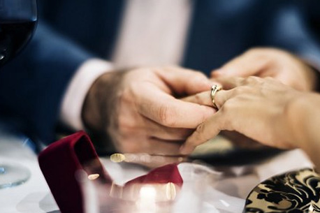 Comment choisir une bague de fiançailles : conseils clés pour les futures fiancées