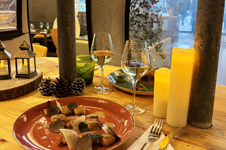 Manger dans une télécabine en plein Paris