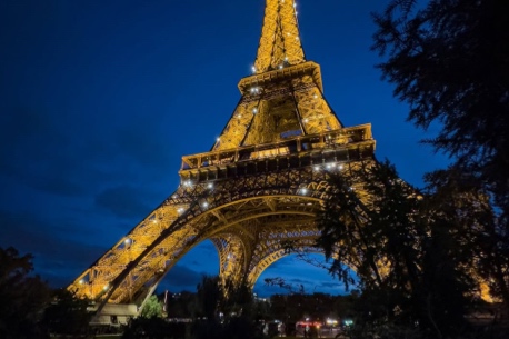 Découvrez le dôme transparent et cosy de la tour Eiffel cet hiver !