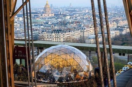 Découvrez le dôme transparent et cosy de la tour Eiffel cet hiver !