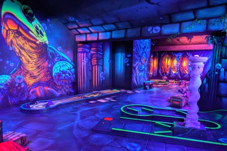 OCEAN 12, le mini golf fluorescent à Bercy Village