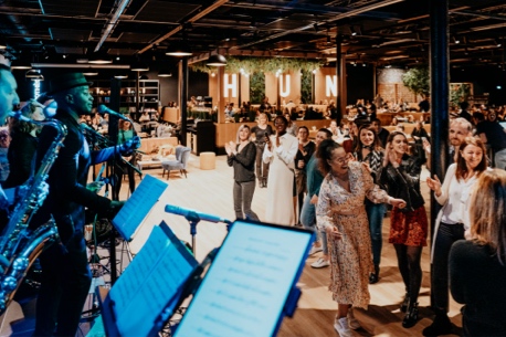 Bowling, jeux, cocktails… le temple du fun Hall U Need débarque à Carré Sénart !