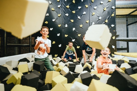 Bowling, jeux, cocktails… le temple du fun Hall U Need débarque à Carré Sénart !