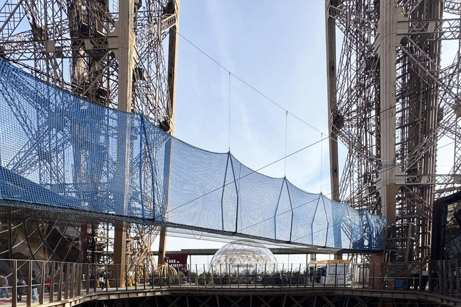 Osez le vertige gratuitement : traversez le pont suspendu de la Tour Eiffel !