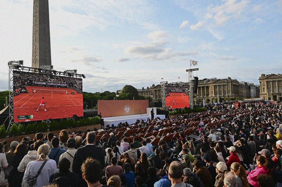 Roland-Garros revient à la Concorde : écrans géants, DJ et chiliennes au programme