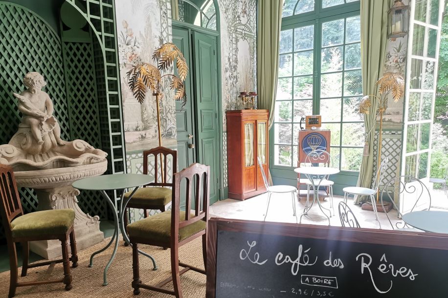 Un café dans un décor de théâtre ? Bienvenue au Café des Rêves