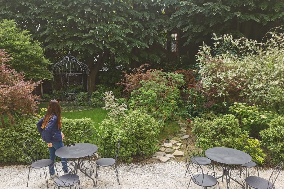 Un café dans un décor de théâtre ? Bienvenue au Café des Rêves