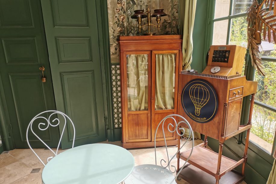 Un café dans un décor de théâtre ? Bienvenue au Café des Rêves