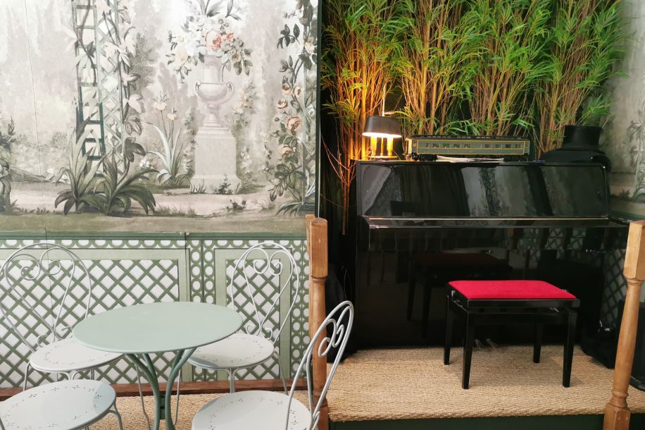 Un café dans un décor de théâtre ? Bienvenue au Café des Rêves