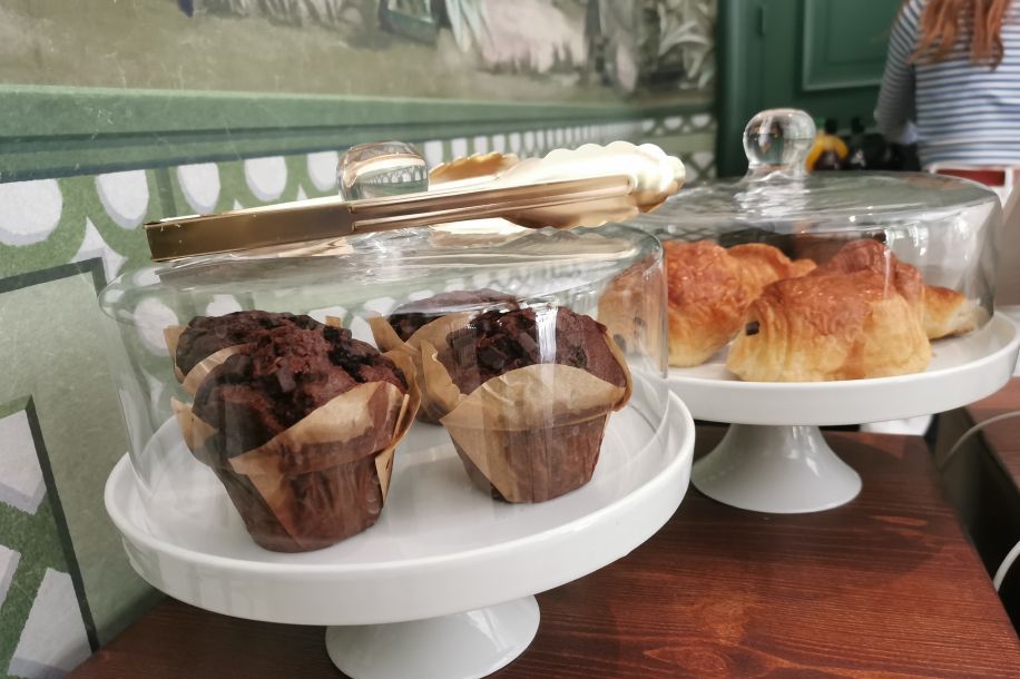 Un café dans un décor de théâtre ? Bienvenue au Café des Rêves