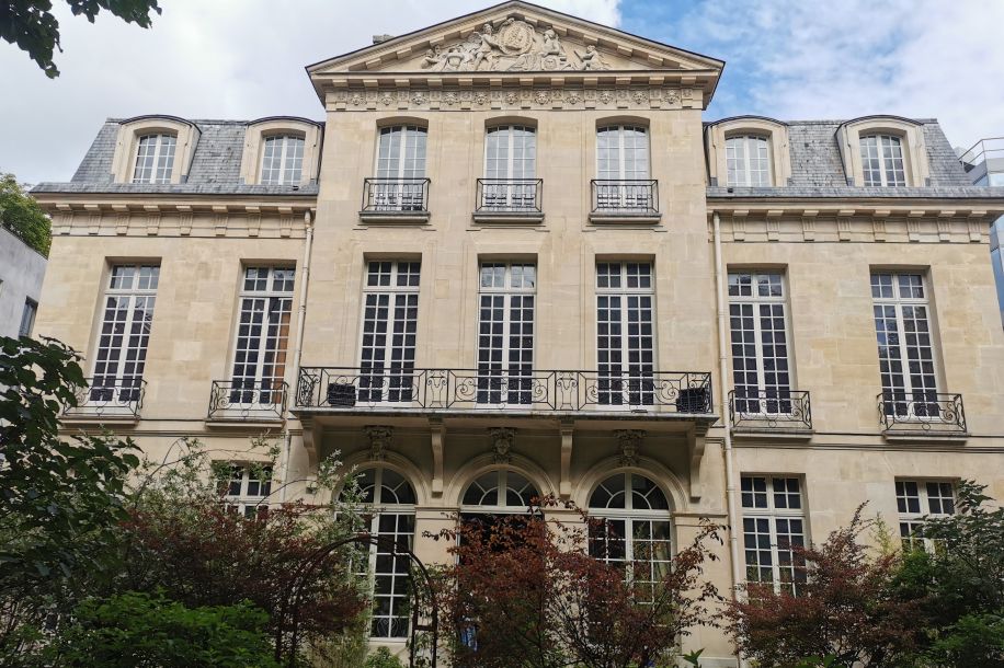 Un café dans un décor de théâtre ? Bienvenue au Café des Rêves