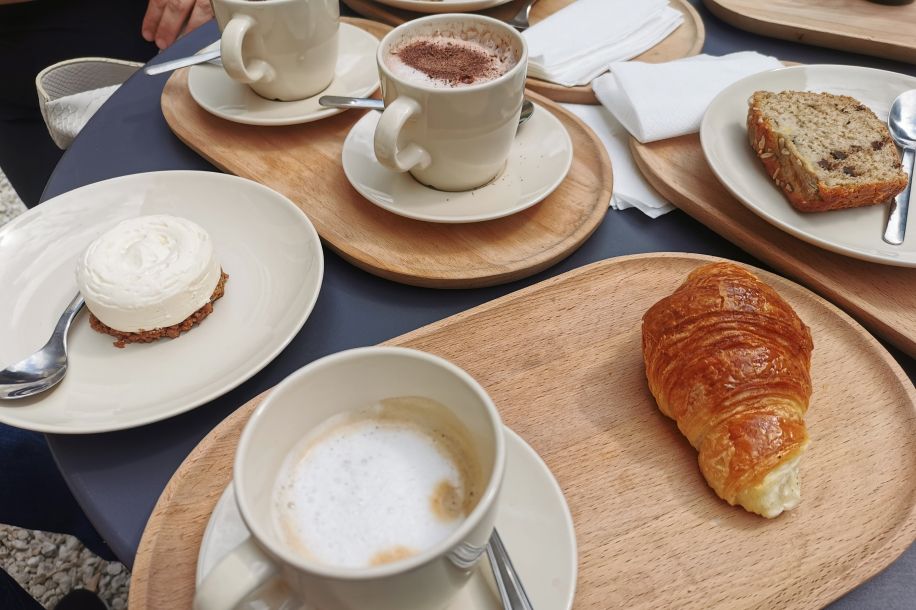 Un café dans un décor de théâtre ? Bienvenue au Café des Rêves
