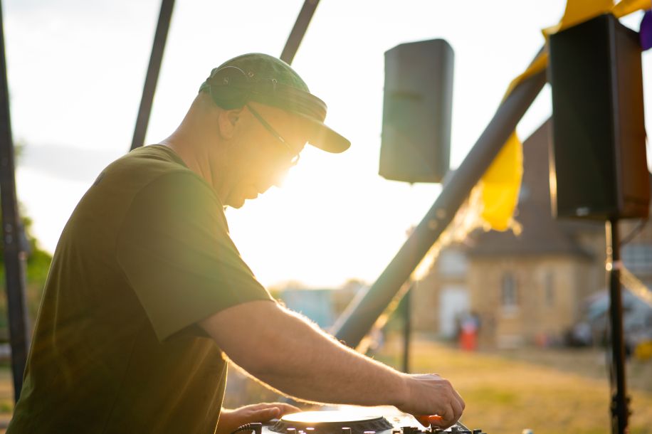 Pique nique électronique gratuit au Château Éphémère : musique, robots et feu d’artifice !