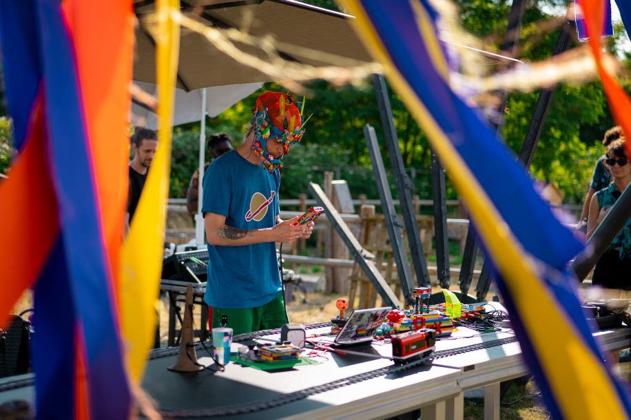 Pique nique électronique gratuit au Château Éphémère : musique, robots et feu d’artifice !