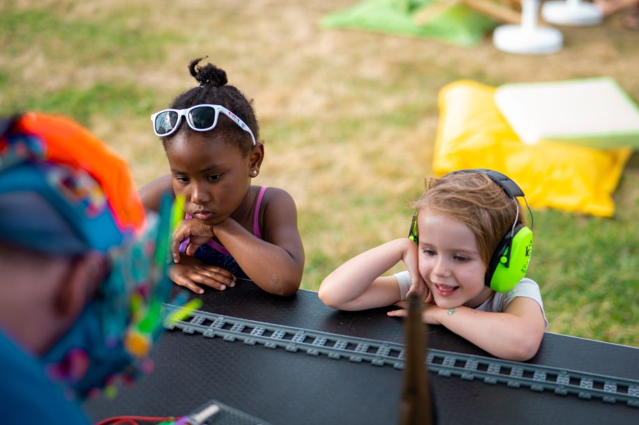 Pique nique électronique gratuit au Château Éphémère : musique, robots et feu d’artifice !