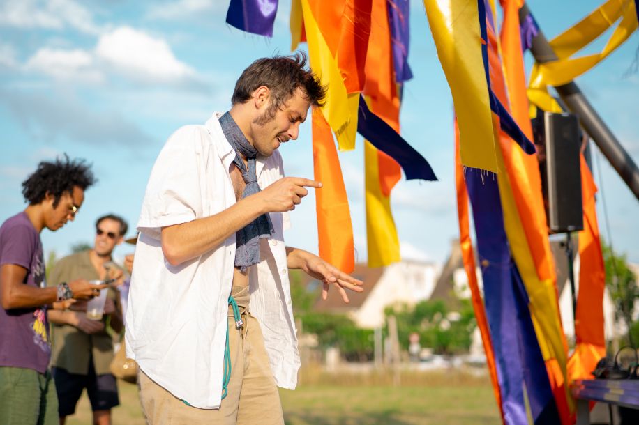 Pique nique électronique gratuit au Château Éphémère : musique, robots et feu d’artifice !