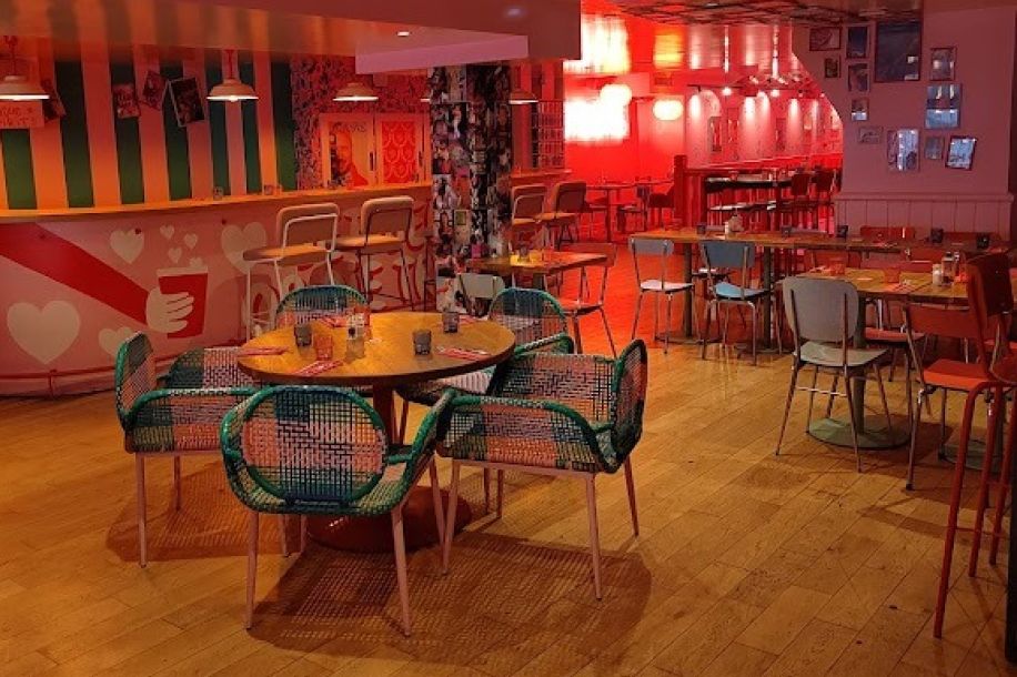 Refill Club chez Brique Machine : buffet à volonté, bières artisanales et immersion 90’s