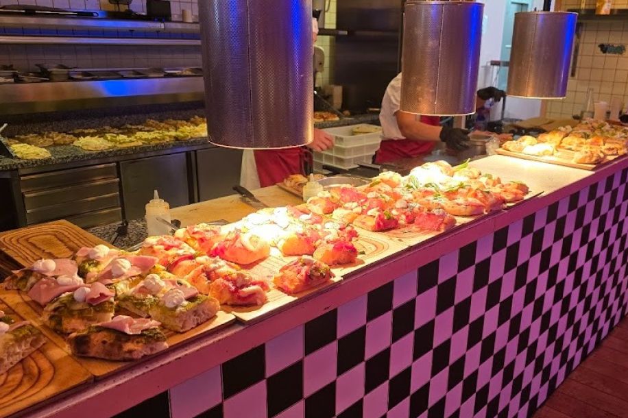 Refill Club chez Brique Machine : buffet à volonté, bières artisanales et immersion 90’s