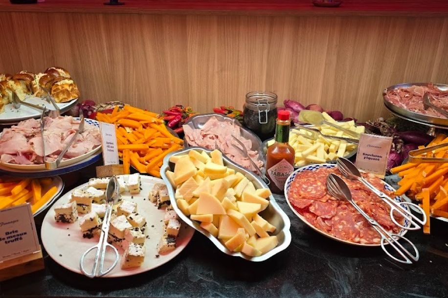 Refill Club chez Brique Machine : buffet à volonté, bières artisanales et immersion 90’s