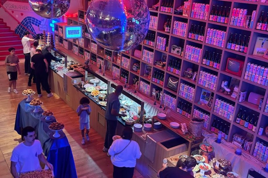 Refill Club chez Brique Machine : buffet à volonté, bières artisanales et immersion 90’s