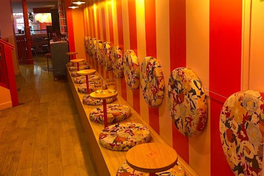 Refill Club chez Brique Machine : buffet à volonté, bières artisanales et immersion 90’s