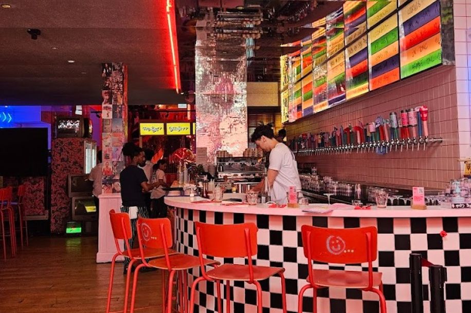 Refill Club chez Brique Machine : buffet à volonté, bières artisanales et immersion 90’s