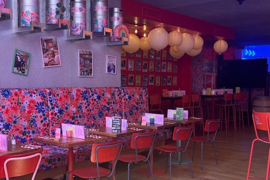 Refill Club chez Brique Machine : buffet à volonté, bières artisanales et immersion 90’s