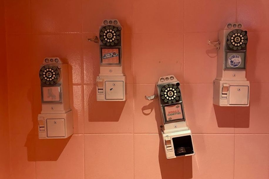 Refill Club chez Brique Machine : buffet à volonté, bières artisanales et immersion 90’s