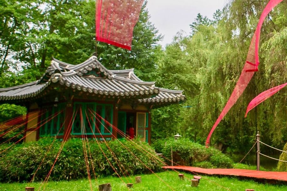 Balade enchantée et insolite au jardin du Moulin Jaune : poésie, fanfares et fantaisie