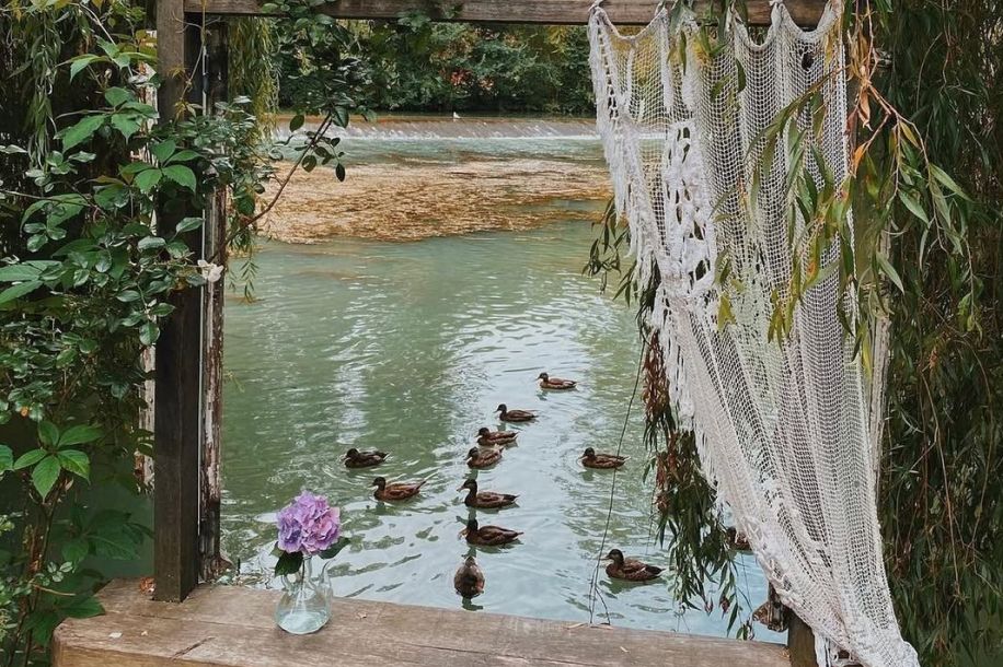 Balade enchantée et insolite au jardin du Moulin Jaune : poésie, fanfares et fantaisie