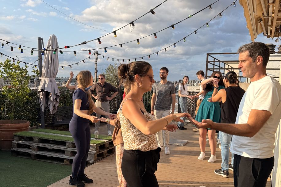 Salsa ou bachata ? Apéro et cours sur un rooftop aux Champs Élysées !