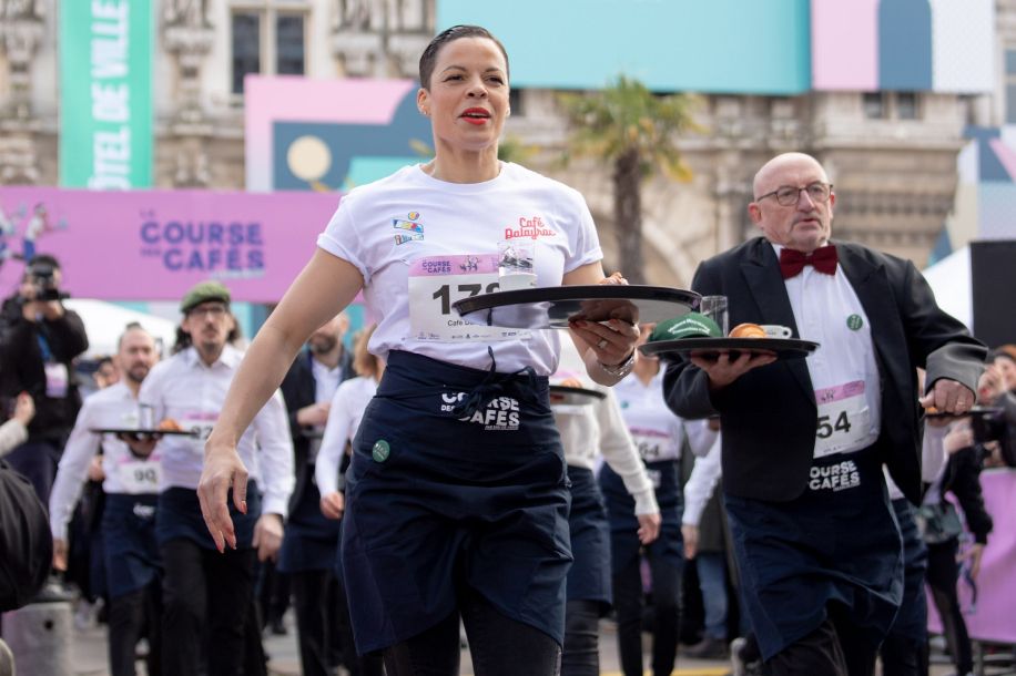 Course des cafés 2025 gratuite : 3 km avec un plateau, un café et un croissant à la main