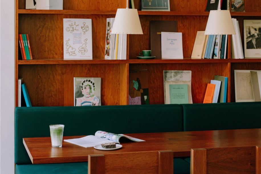 Off campus, le lieu hybride entre café, librairie et cours du soir !
