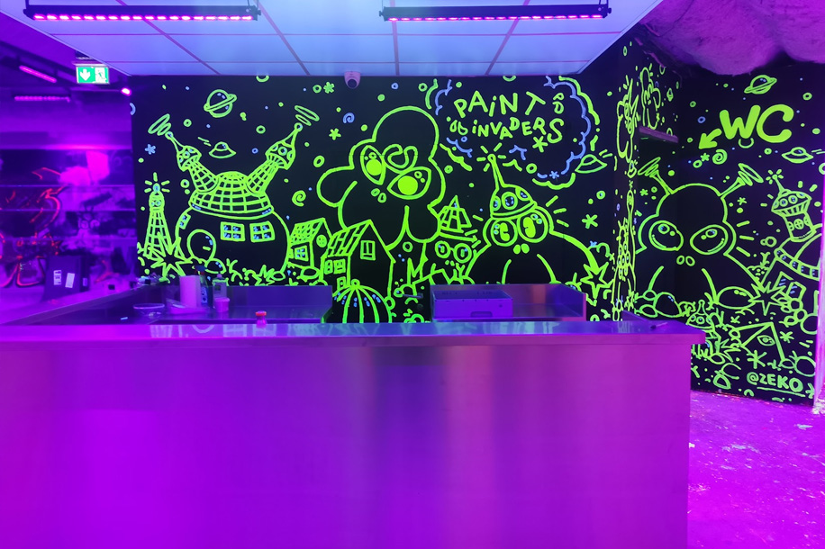 Peinture, lumière noire et fun : cap sur l’univers des Paint Invaders